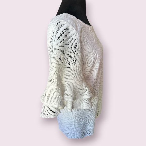 Lilly Pulitzer Lula Top – Size M
Style: Sea Swirling Lace in Resort White - Picture 4 of 11